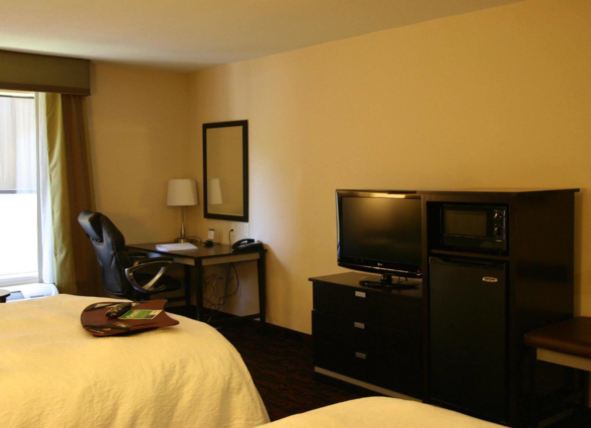 Hampton Inn Jericho - Westbury Стая снимка