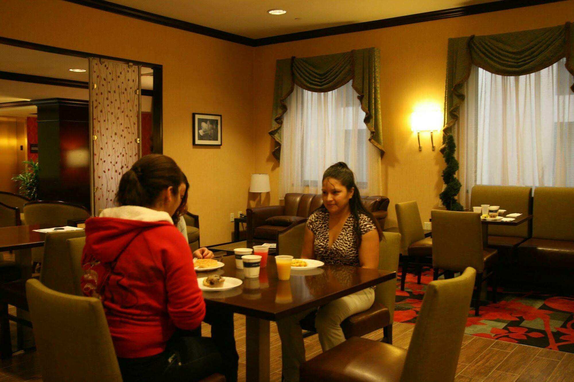 Hampton Inn Jericho - Westbury Ресторант снимка