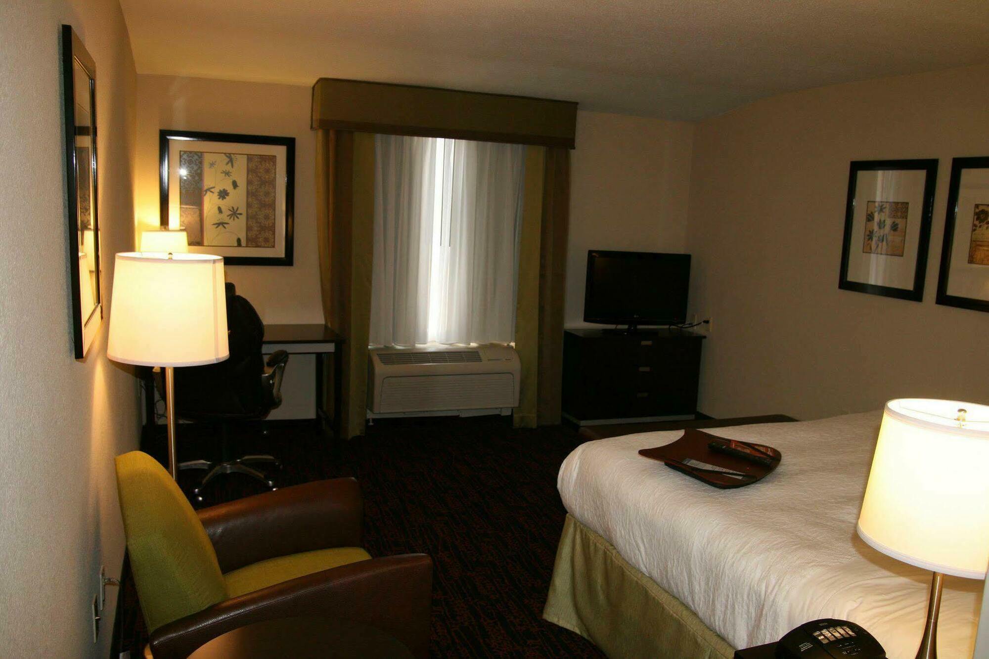 Hampton Inn Jericho - Westbury Стая снимка