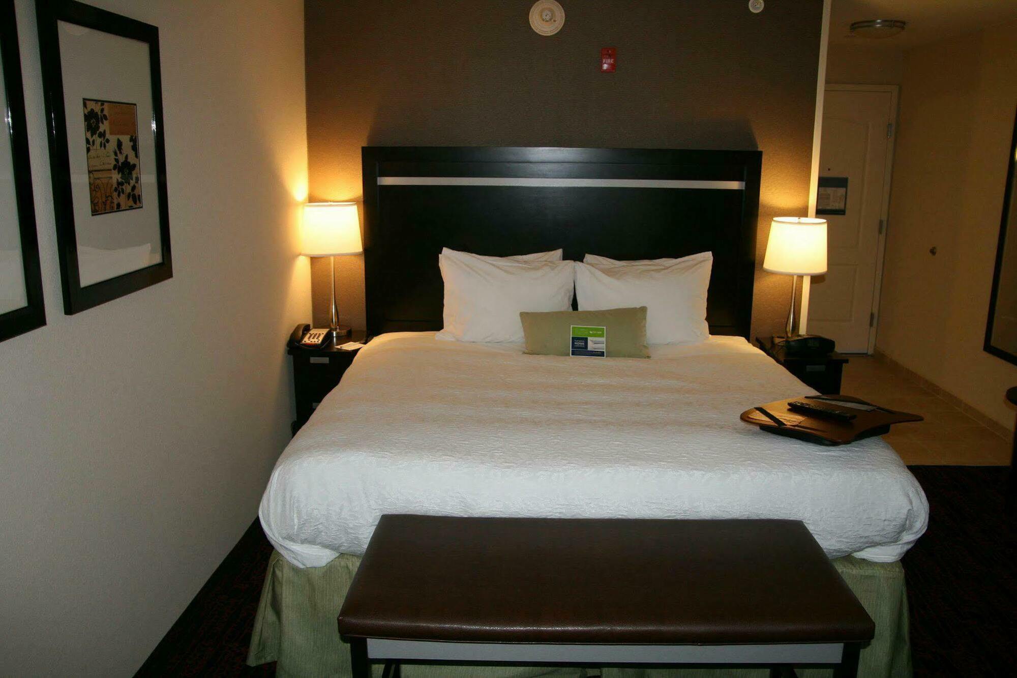 Hampton Inn Jericho - Westbury Стая снимка